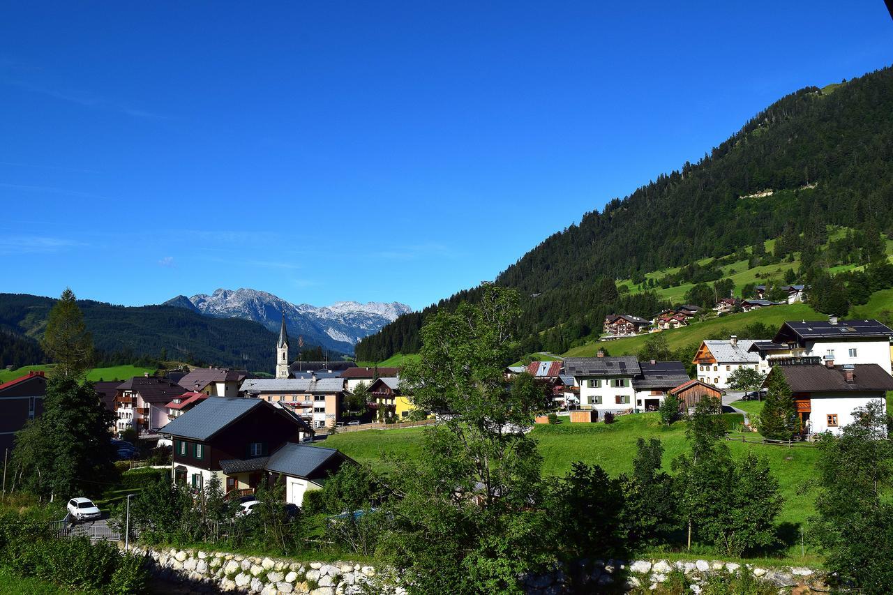 Hotel Kronenhirsch Rußbach am Paß Gschütt Exteriör bild