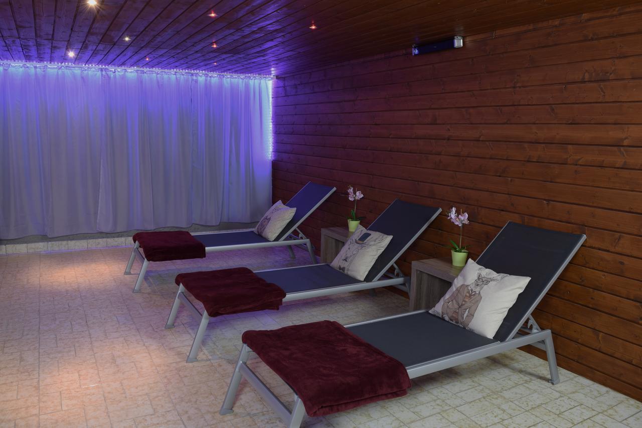 Hotel Kronenhirsch Rußbach am Paß Gschütt Exteriör bild